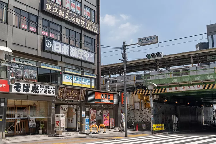 新大久保駅周辺の様子