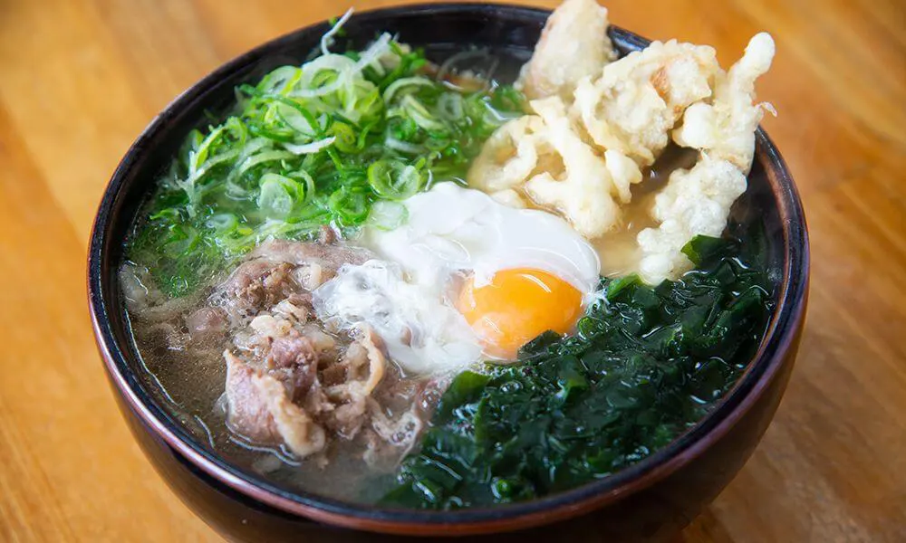 地元の人々に愛され続けている天ぷらうどん